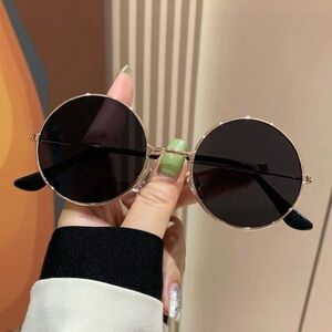 Round Metal Frame Sunglasses in Black